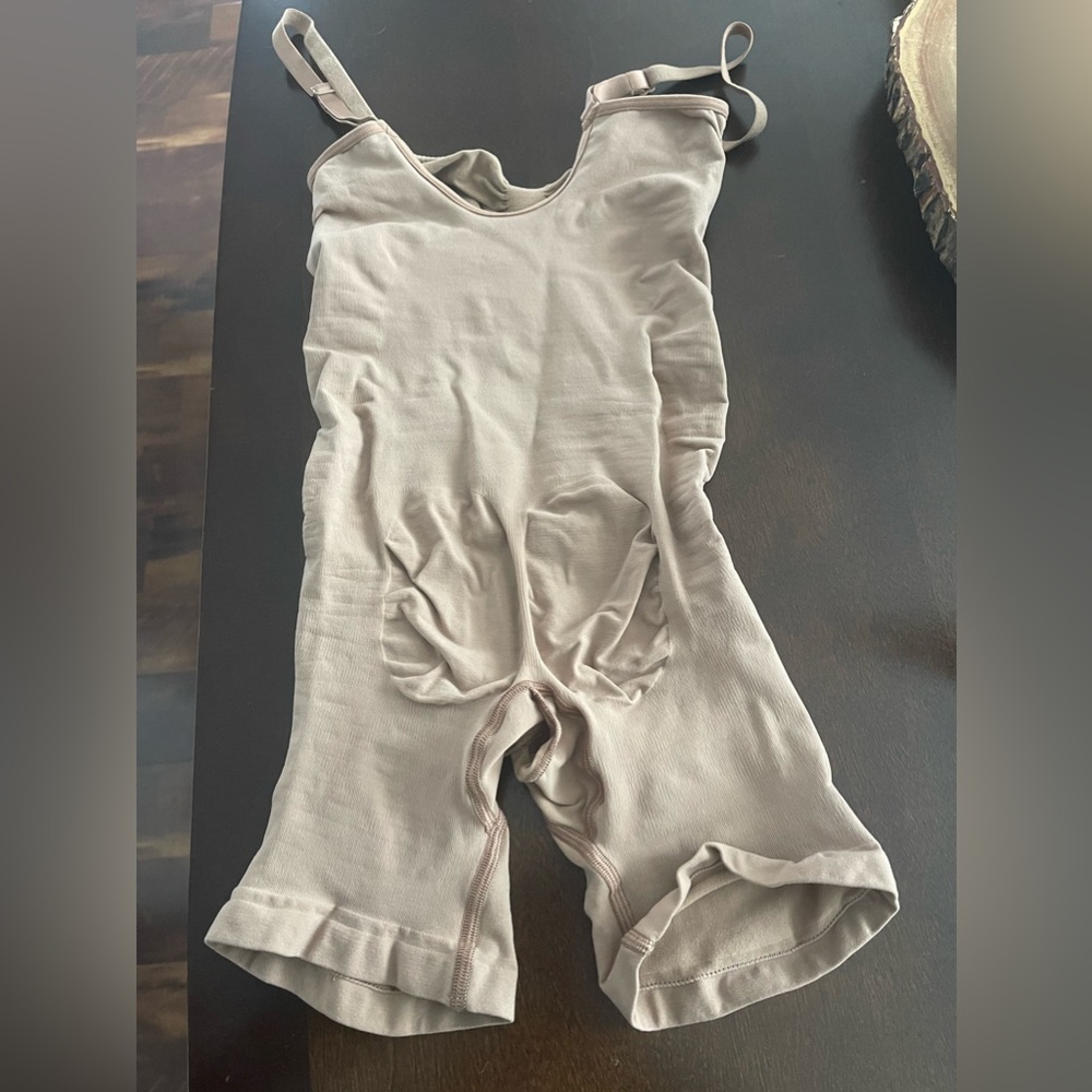 SKIMS sculpting body suit NWOT mid thigh - Picture 6 of 7
